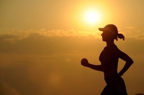 Bạn có thể chạy bộ để giảm cân không chỉ vào buổi sáng mà còn vào buổi tối. 