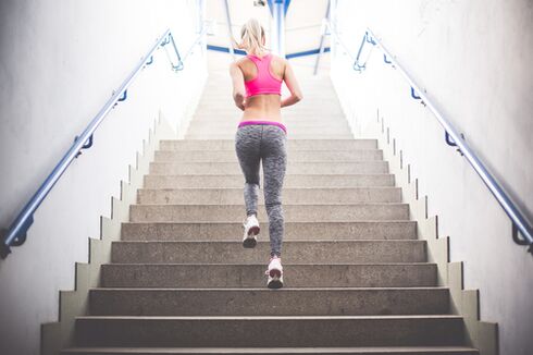 Chạy lên cầu thang là một cách tuyệt vời để giảm cân. 