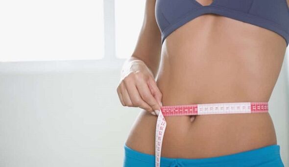 đo vòng eo của bạn khi thực hiện chế độ ăn kiêng Dukan