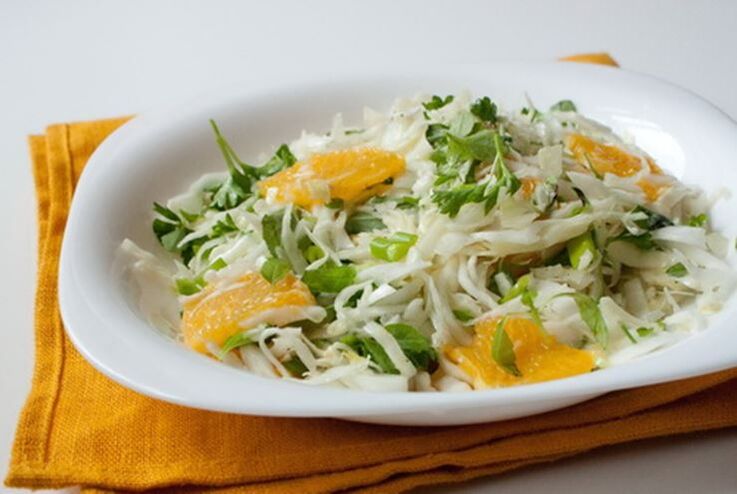Rau bắp cải, cam và táo - một món ăn nhiều vitamin trong chế độ ăn kiêng low-carb