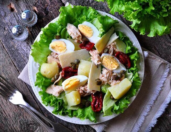 Salad cá ngừ đóng hộp trong chế độ ăn kiêng low carb