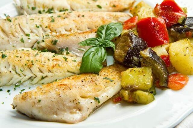 Thực đơn low-carb hàng tuần bao gồm cá tuyết nướng với cà tím và cà chua. 